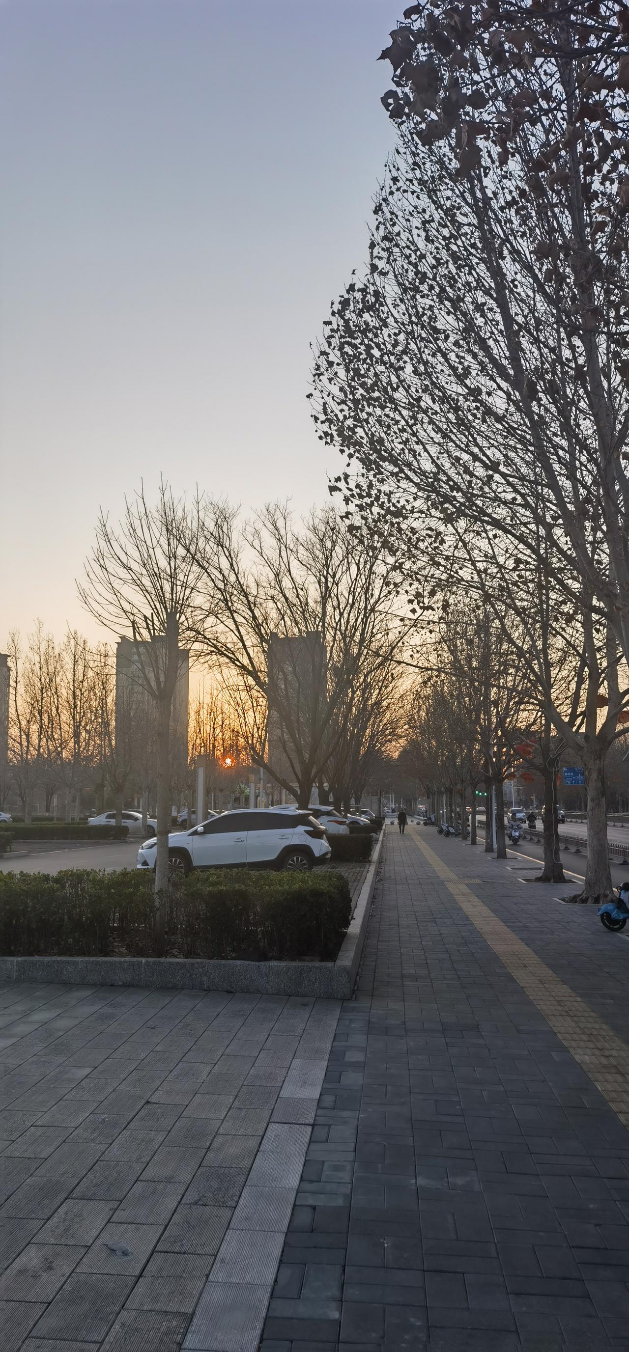 一分钟的变化
在儿时好友家出来，感觉落日余晖景色非常美丽，随手拍下。
前进50米