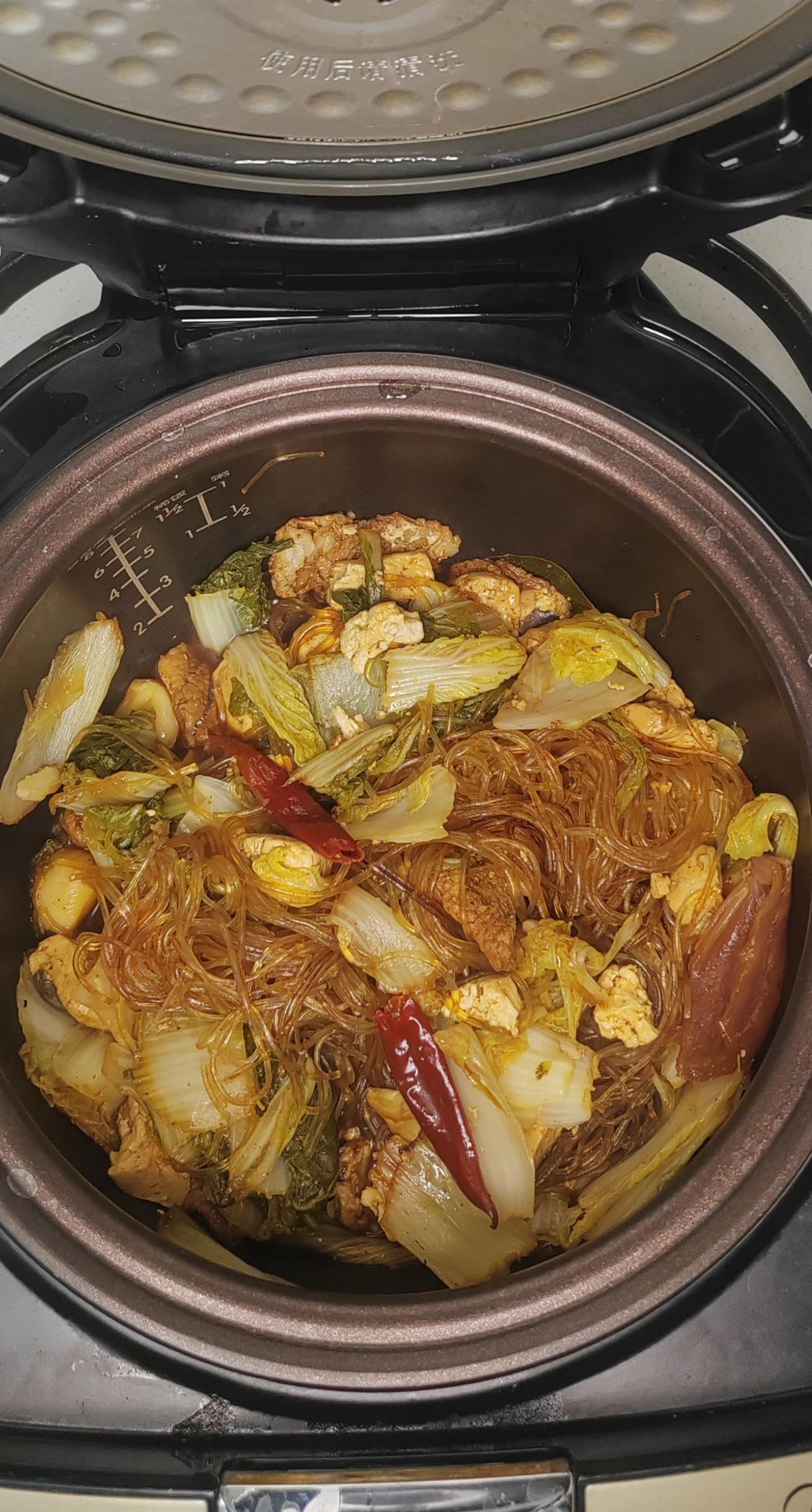 🍚一个电饭锅搞定低卡减脂餐！猪肉炖白菜，简单又好吃，减脂期也能放心吃～

1️