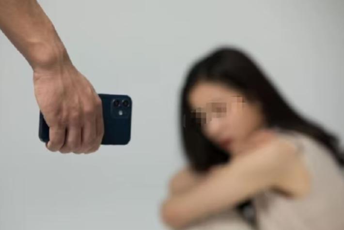 “伪装物业上门作恶！”陕西汉中，男子看上一个有钱的美少妇，男子观察发现，女子独居
