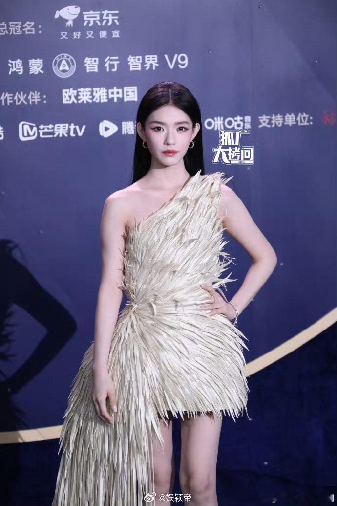 林允晒和李思潼王彦桐合影 林允这张合照里的笑容太有感染力了，看着她笑我也想跟着笑