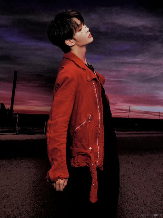 王赫野居然把深V缝成了小V王赫野这波操作太秀了！深V缝成小V轻松化解争议，喜剧人