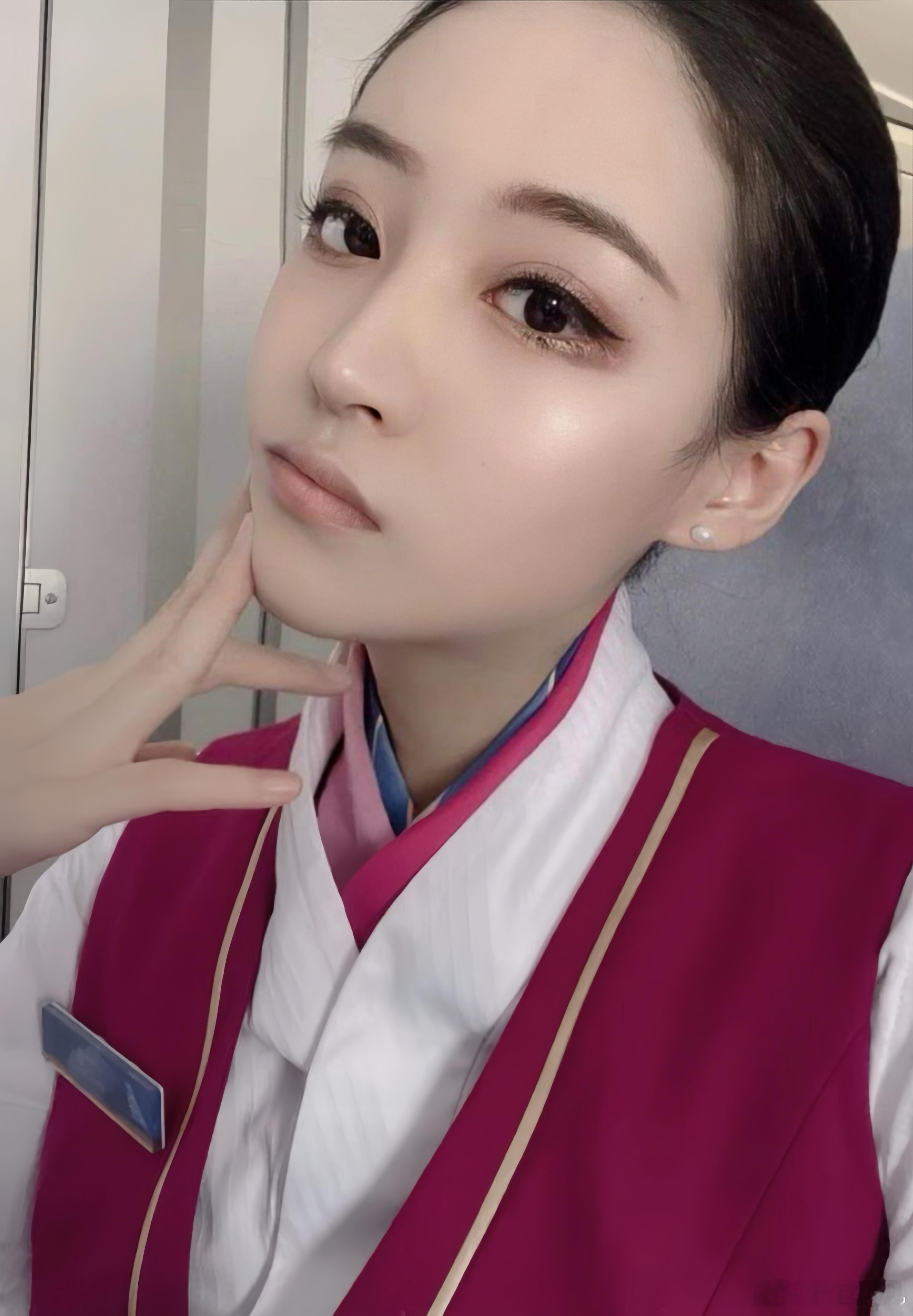 南航空姐的制服照，又美又飒。 ​​​