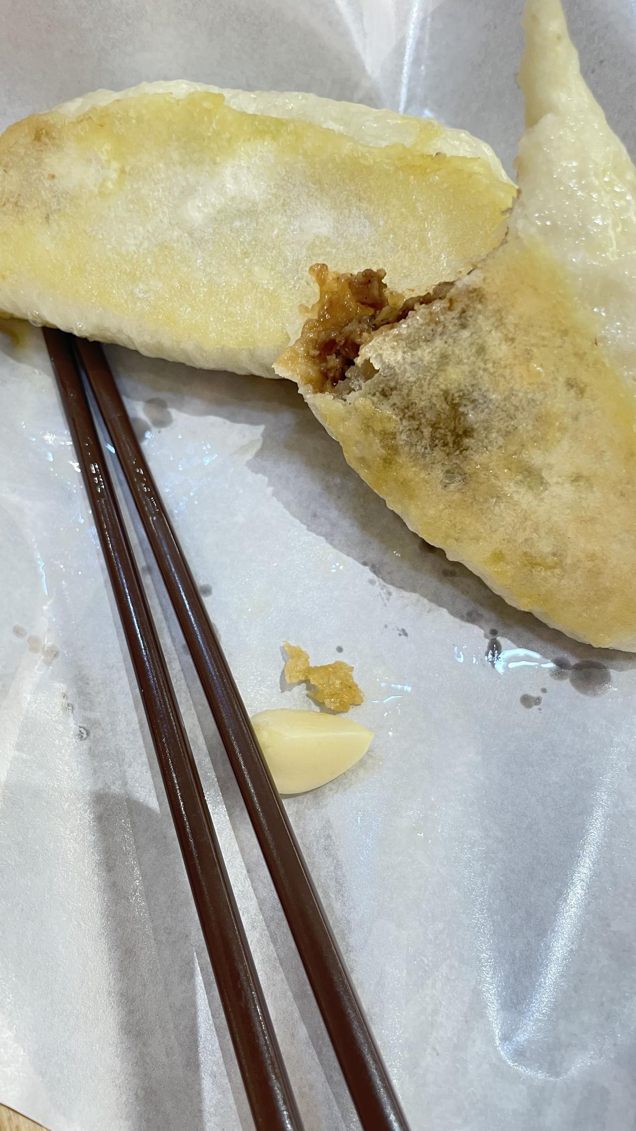 刚吃完的葱油饼，还有点儿油呢。烙饼葱油饼，老面葱油饼，手工千层葱油饼