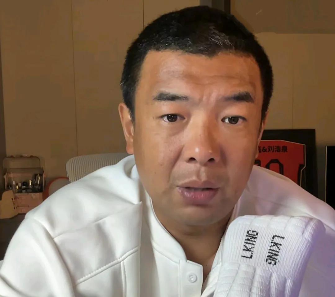 前国脚徐亮爆了一个料。
他表示，这几年他认识的很多职业球员都在打官司。因为他们所