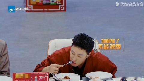 潘玮柏狂爱吃播 家人们，潘玮柏的吃播真的太疯狂啦！他对美食的狂爱让他对每一种食物