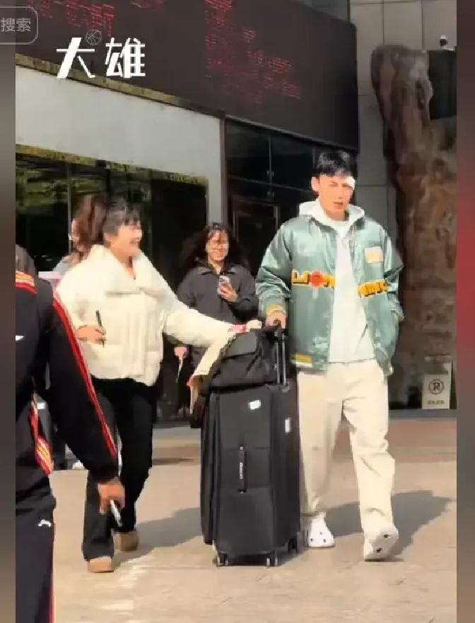 广东队凯旋回东莞，徐杰受追捧，王少杰没睡醒，王洪泽陈家政开心
杜锋想通了？老将打