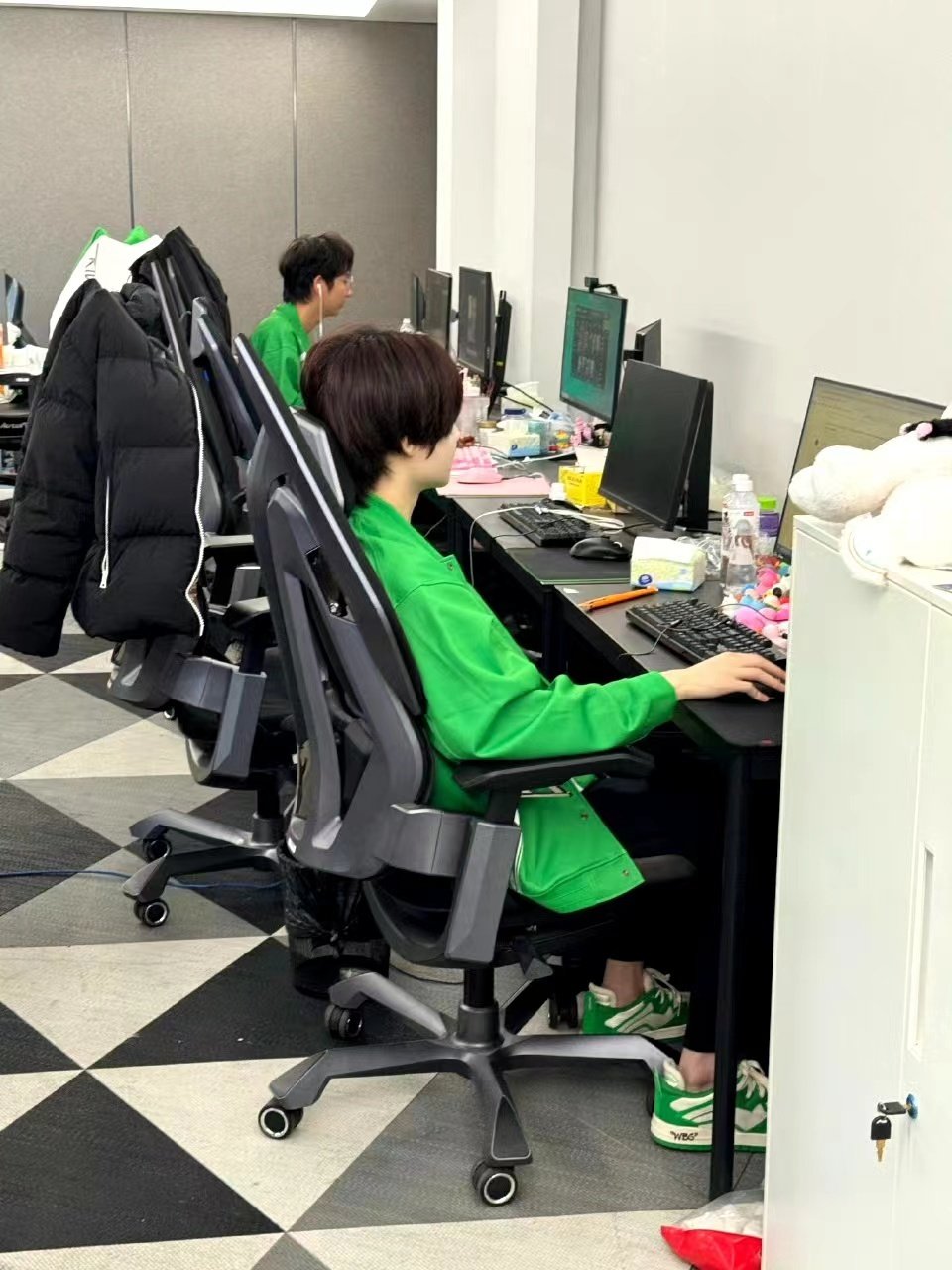 #LGD更换首发AD# 网友分享：今日WBG将身着绿色队服以及鞋子上场打比赛有网