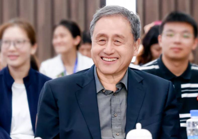 董路小心眼一例：

董路反对过分推崇传控，认为45度斜调等冲击型的打法，更适合我