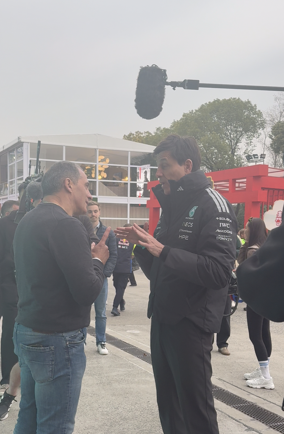 f1 赛后Kimi老爸和Toto聊了很久，上面的话筒不知道是不是网飞的～2026