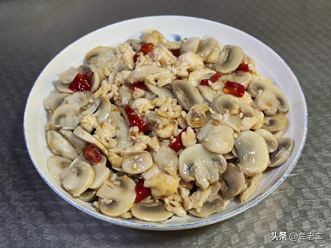 鸡肉炒口蘑

先将口蘑洗净并切片，放入开水锅中焯水五分钟后捞出备用；再把鸡肉洗净