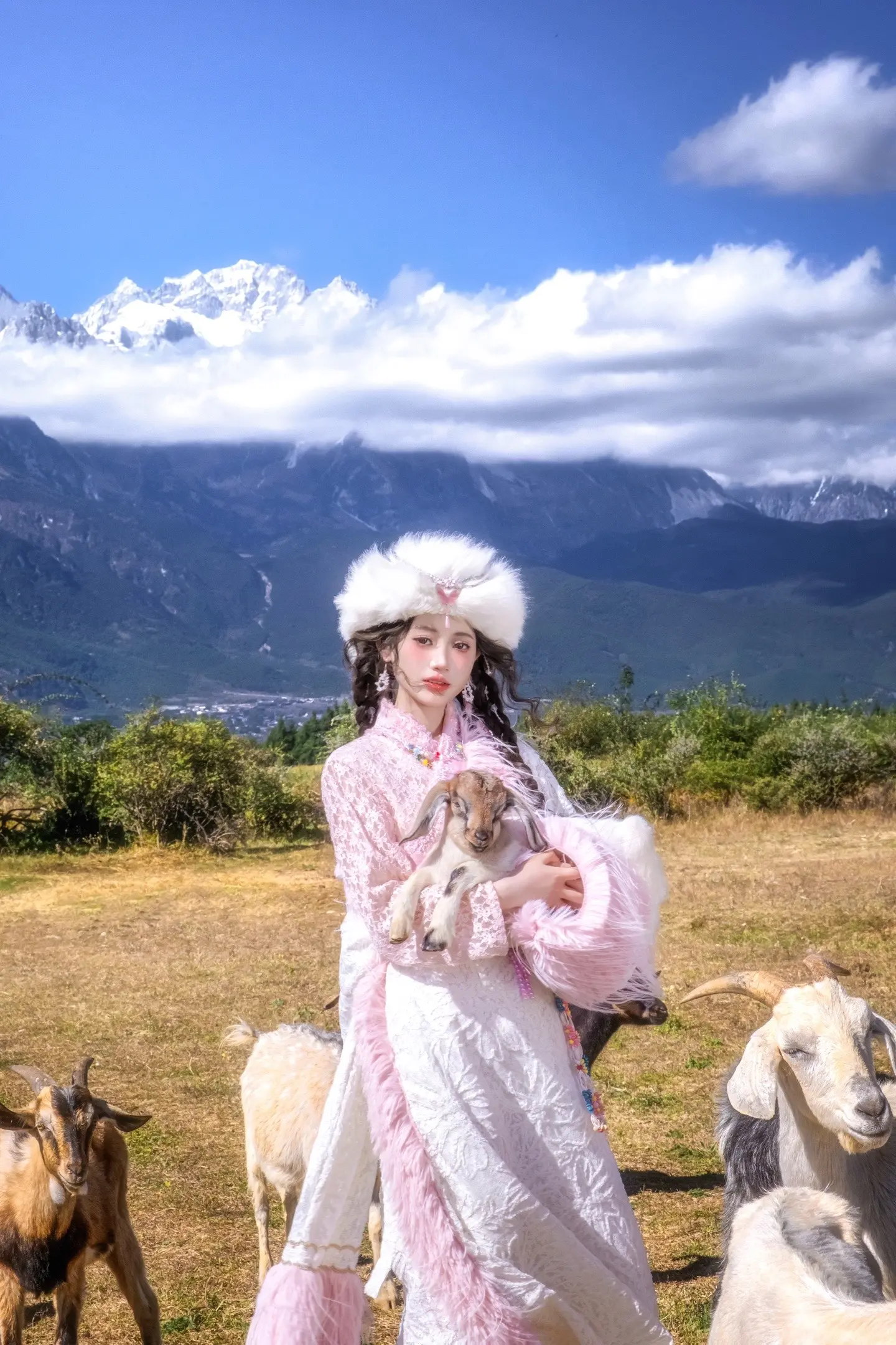 姐妹们有点事，我先去趟丽江当一回藏族甜妹 终于轮到我来丽江拍抱小羊了