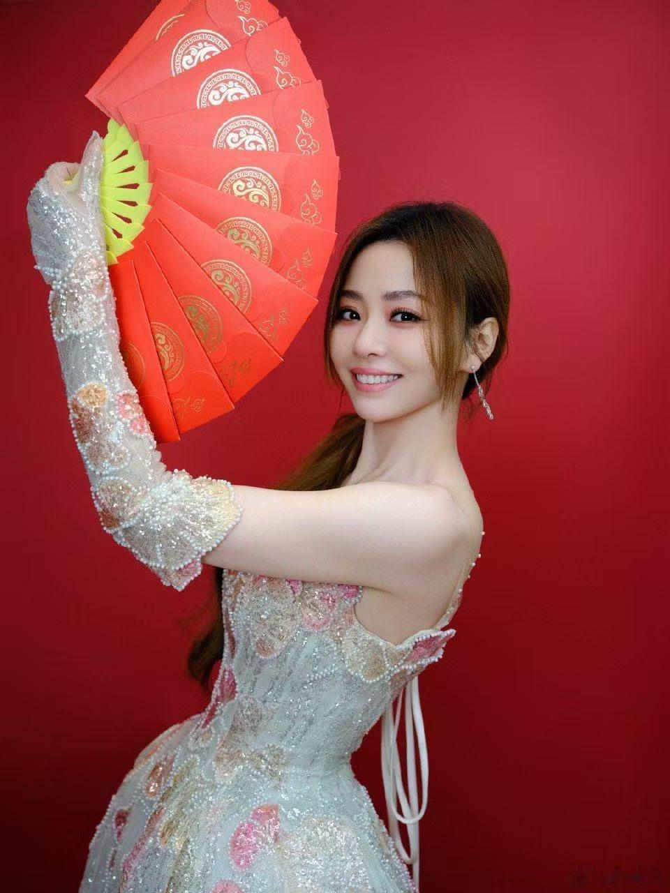 张靓颖行走的CD 5000人的场面很壮观，但一开口，5000人的合唱都成了她的和