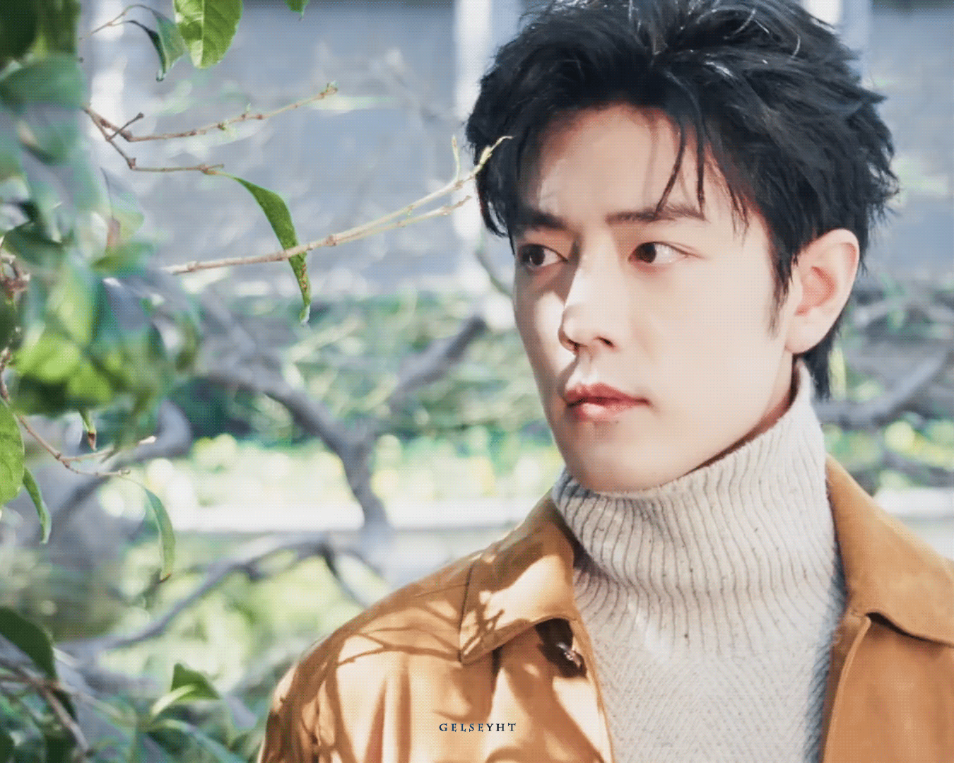 你站着的地方，连风吹过来都是暖的。怎么会有这么好看这么帅的人呢？撞脸肖战收费员说