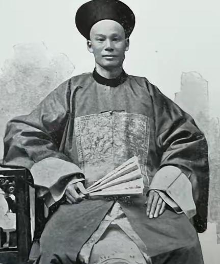 光绪死前半年，亲手写下一份病历：遗精二十年，每月十几次。2008年，科学家从他头