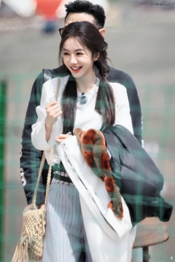 蔡文静 清纯女大 蔡文静扎着双马尾，灵动感扑面而来，标志的兔子笑如春风拂面，再配