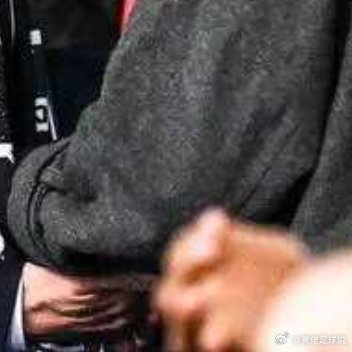 根据《巴黎人报》的报道，时隔四年，巴黎市长再度现身王子公园球场。3月当选巴黎市长