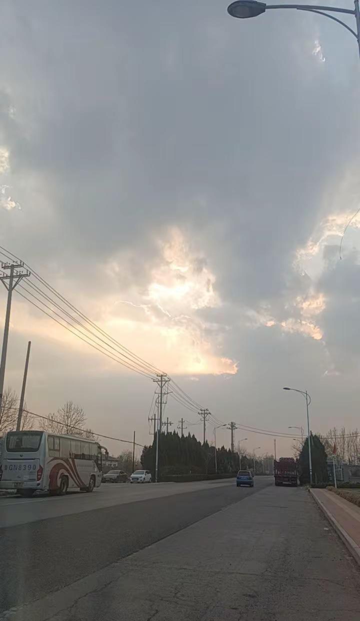 每天早出晚归，用汗水挣的生活费，是我的底气，也是我的心安，和踏实