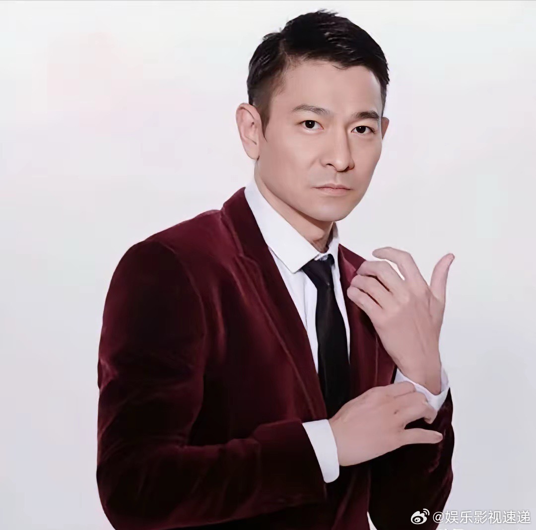 吴京问刘德华:“你一天喝多少杯咖啡？”刘德华说:“我一天喝二十几杯咖啡。”吴京十