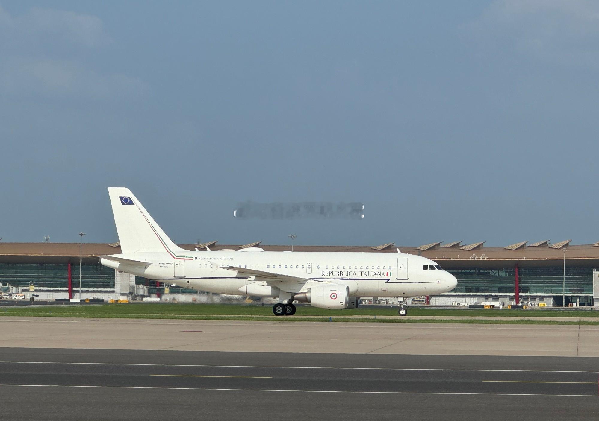 据FlightRadar24数据显示，7月27日下午，意大利总理梅洛尼抵达北京开