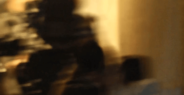 丞磊徐若晗新剧吻戏丞磊把徐若晗壁咚墙上强吻，动作利落又带感，他的霸道和她的羞涩碰