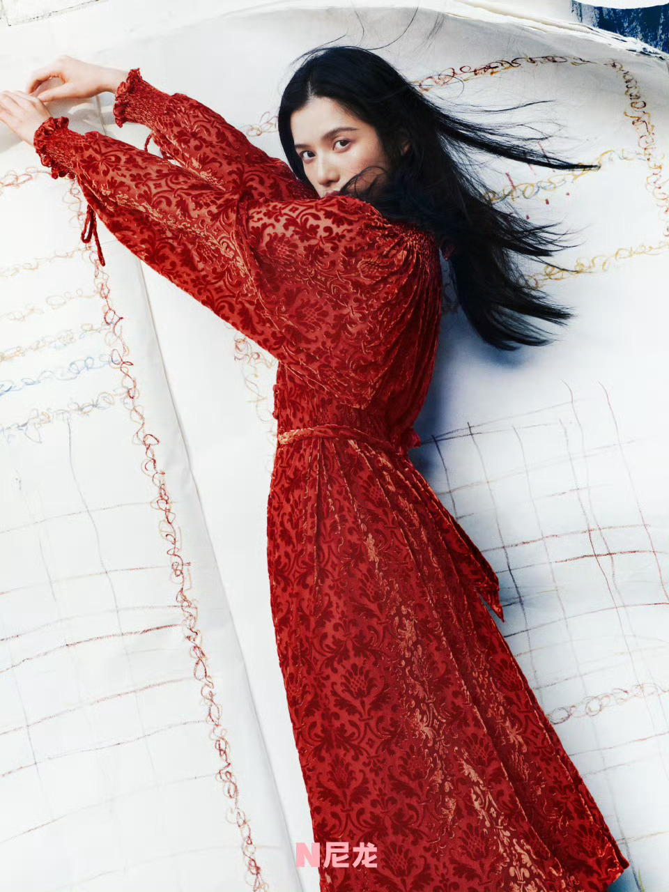 NYLON尼龙十月刊张婧仪梦中游记大片尼龙十月刊｜张婧仪：钝感与敏感之间摄影：S