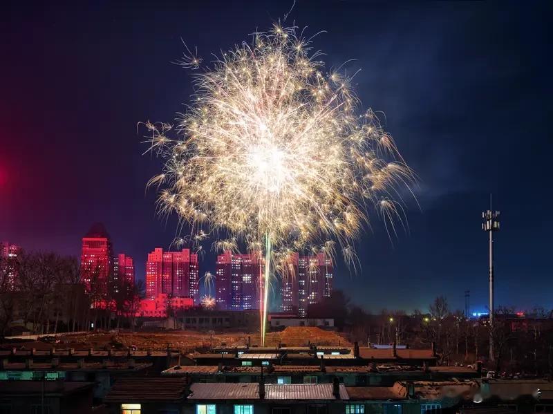 春晚作为延续数十载的文化盛事，承载着国人特殊的年节记忆。它像一面流动的镜子，既映