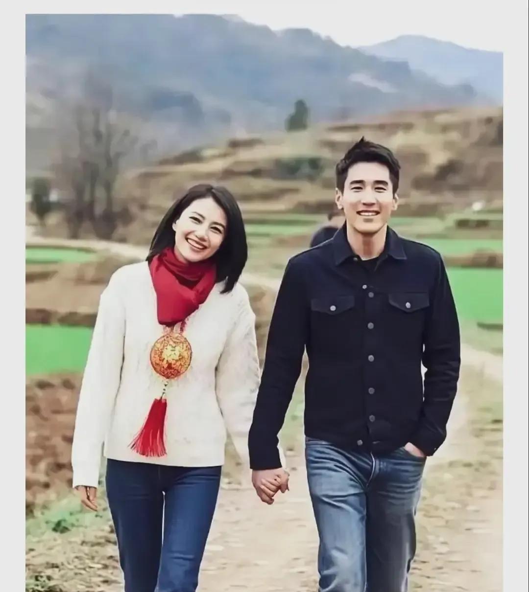 装出来的恩爱，眼神是虚的；
但高圆圆和赵又廷这一对，真的是绝了！
你看这张乡间小