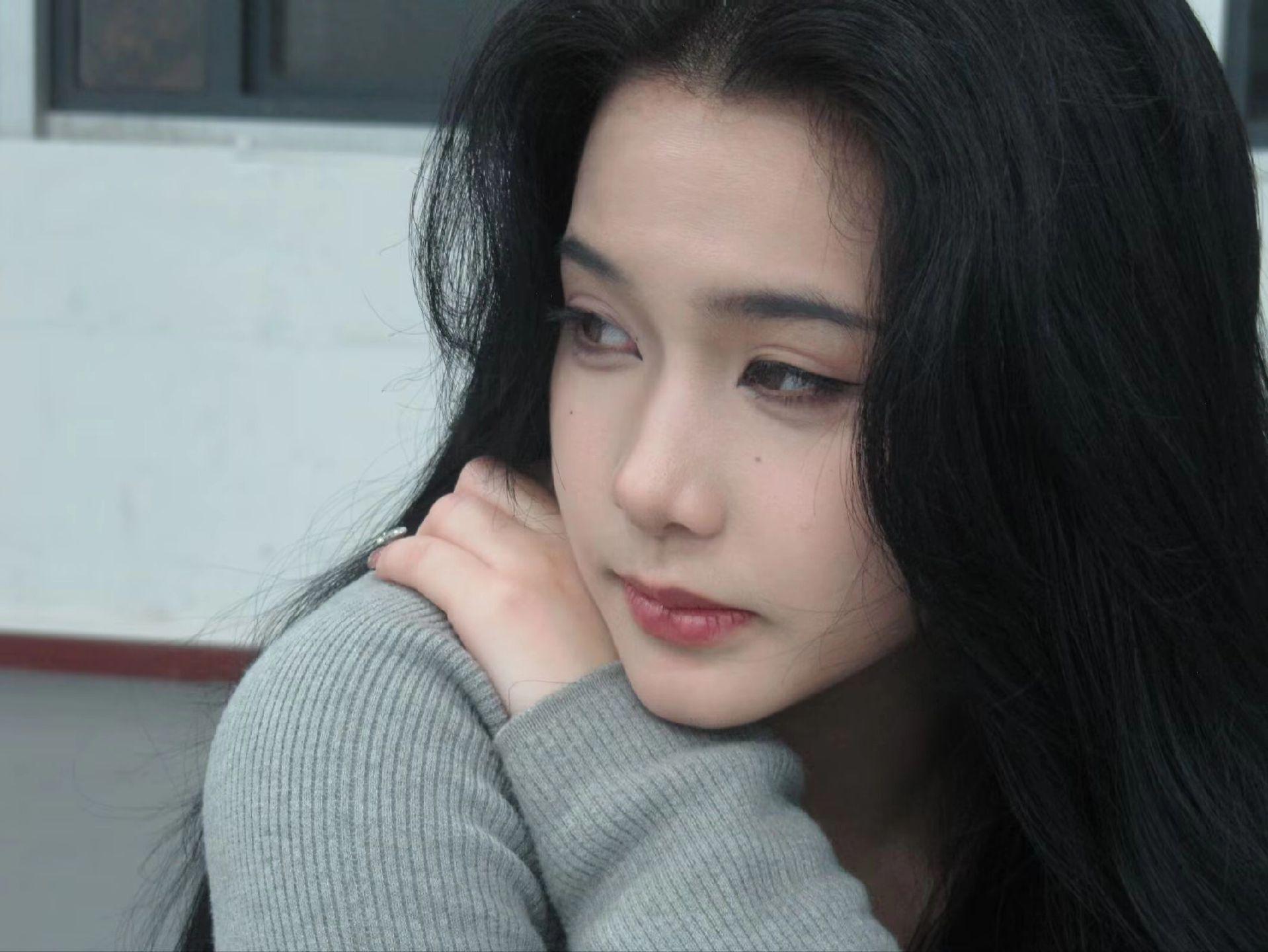 淡淡胭脂遮住了思绪。