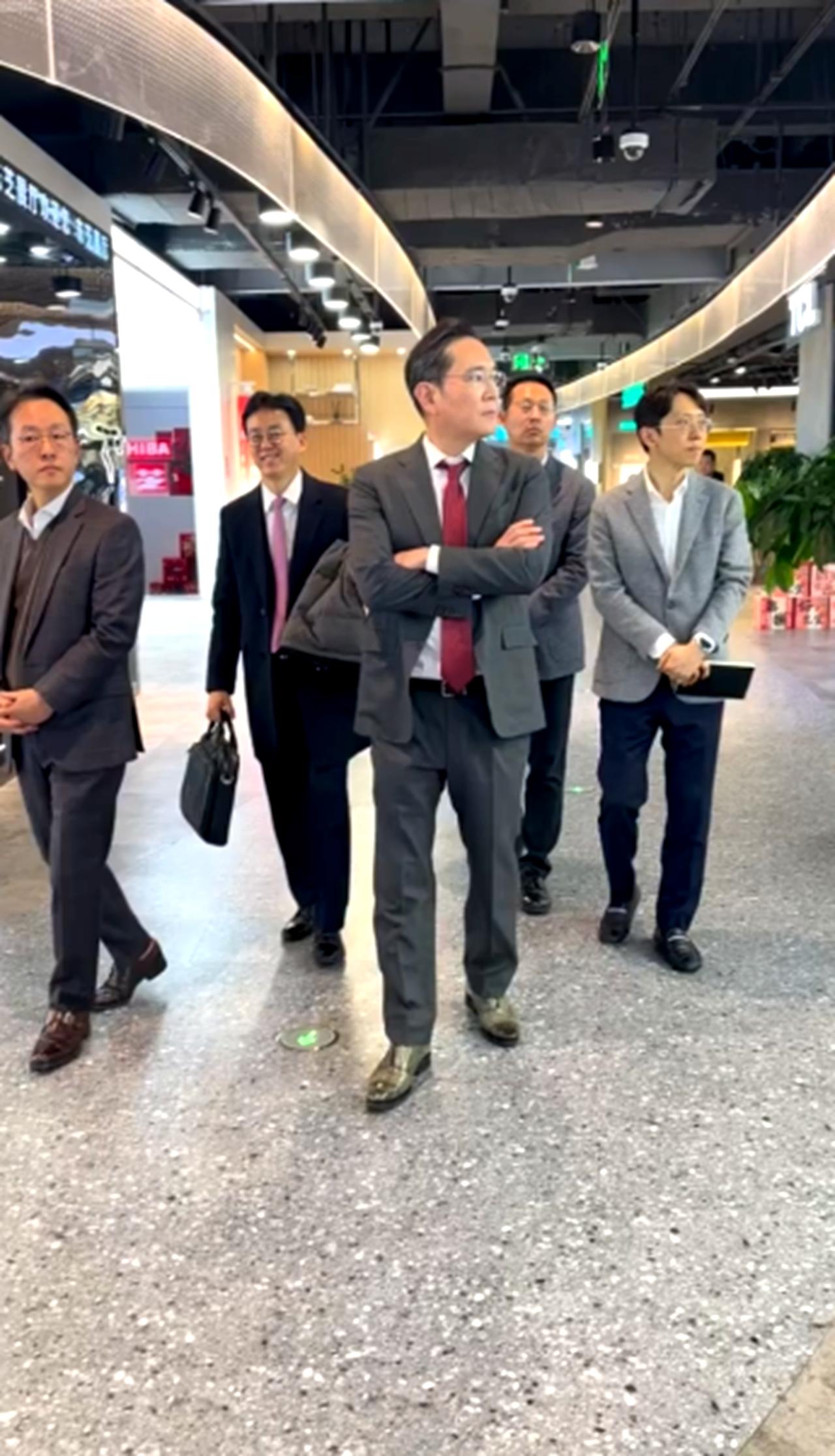 李在镕在北京商场逛街，怎么没有人上去合影签名啊！
1月5日，三星会长李在镕现身北