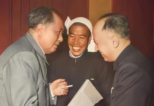 毛主席见到钱学森，开口头一句就是：“钱学森同志啊，我可盼你好久喽！”这话说的，哪