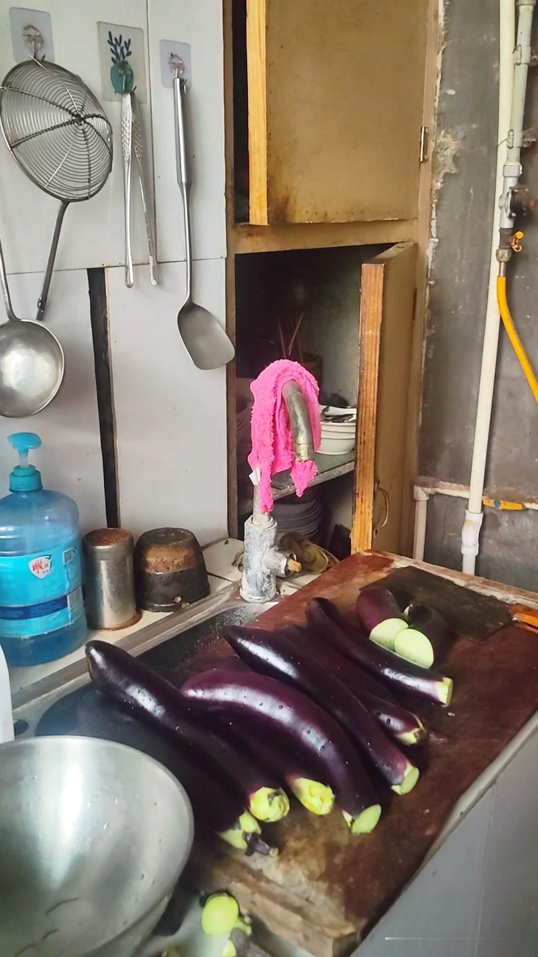今年我家菜地里栽的茄子都没有咋结，昨天地邻居给了我家很多茄子，孩子们也都爱吃茄子