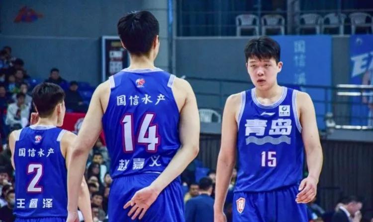 杨瀚森CBA历史上第9位做到单场百分百命中率得到20+10的球员。
在昨晚青岛1