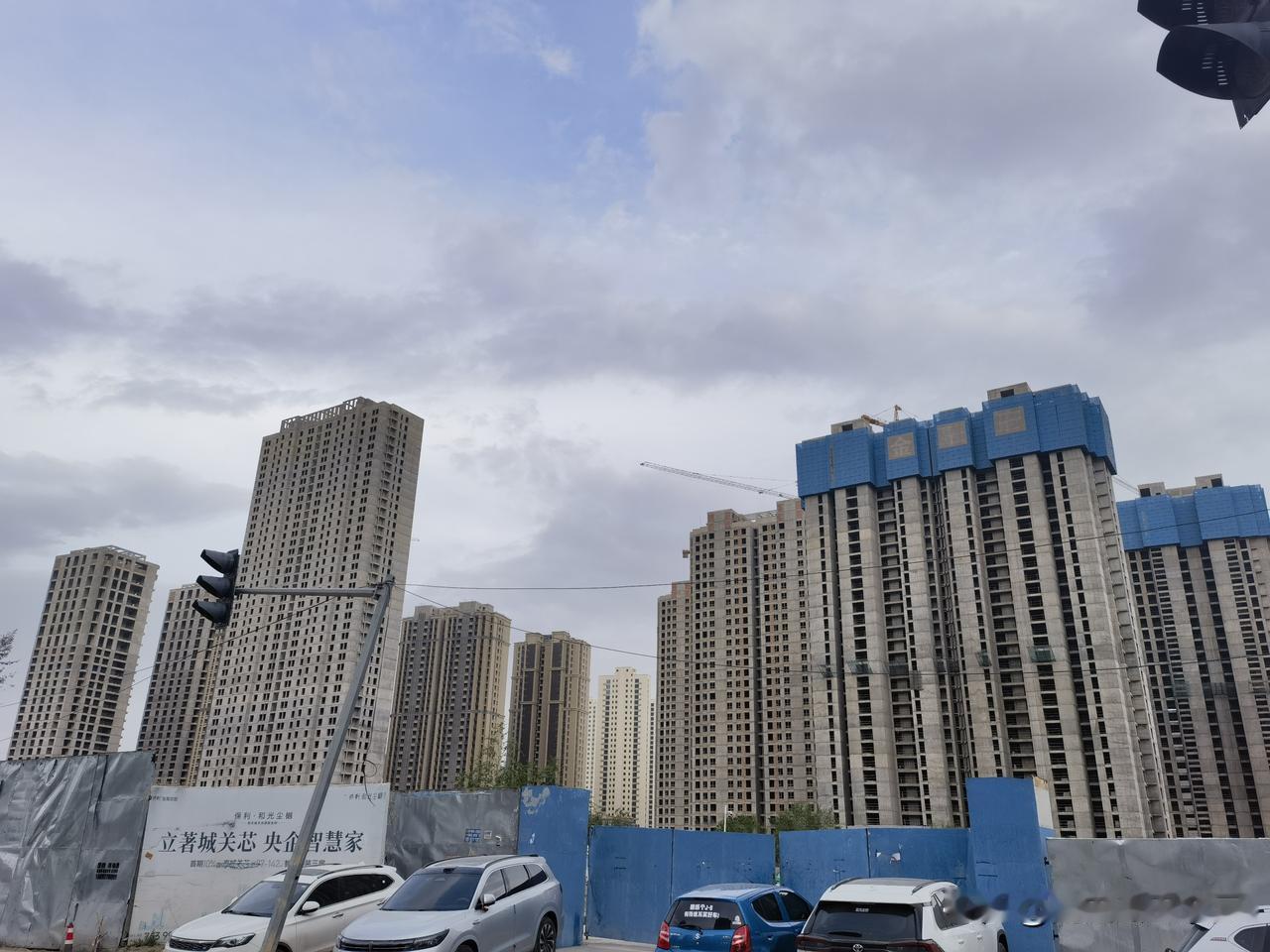 兰州城东，这块楼盘已经停工四五年了，原先的红底黄字，也被雨打风吹去。已经看不出上