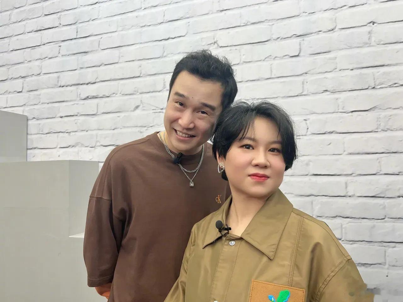 小沈阳晒出和老婆合影，夫妻二人打扮得低调大气，满脸充满笑容，幸福感满满，小沈阳的