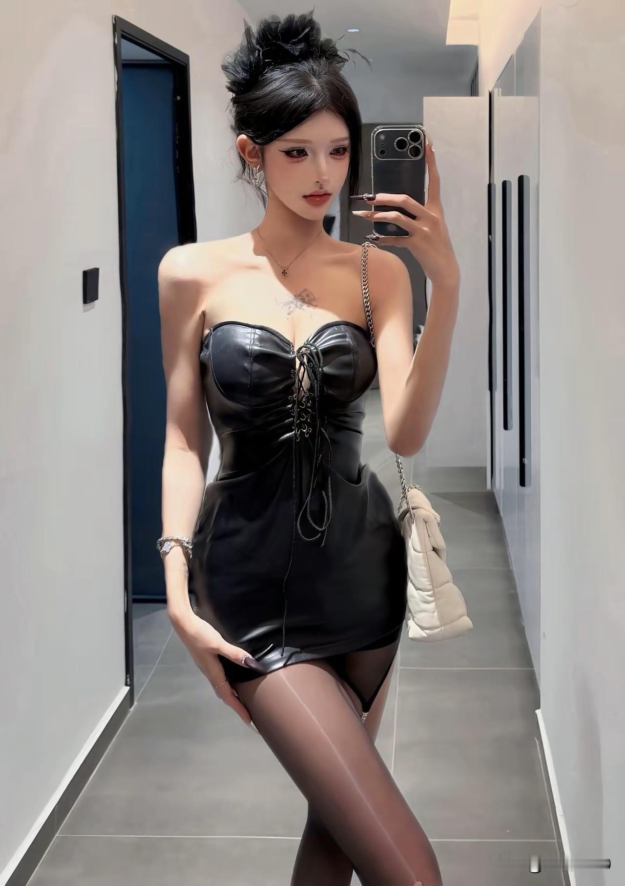 时尚与美貌并存，身材和气质出众，迷人般的女子不仅赏心悦目，还自信大方展露形体之美