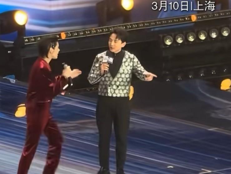 向佐昨晚参加微短剧品质盛典的时候，毫无预兆的突然冲着主持人来了一个飞踢，主持人虽