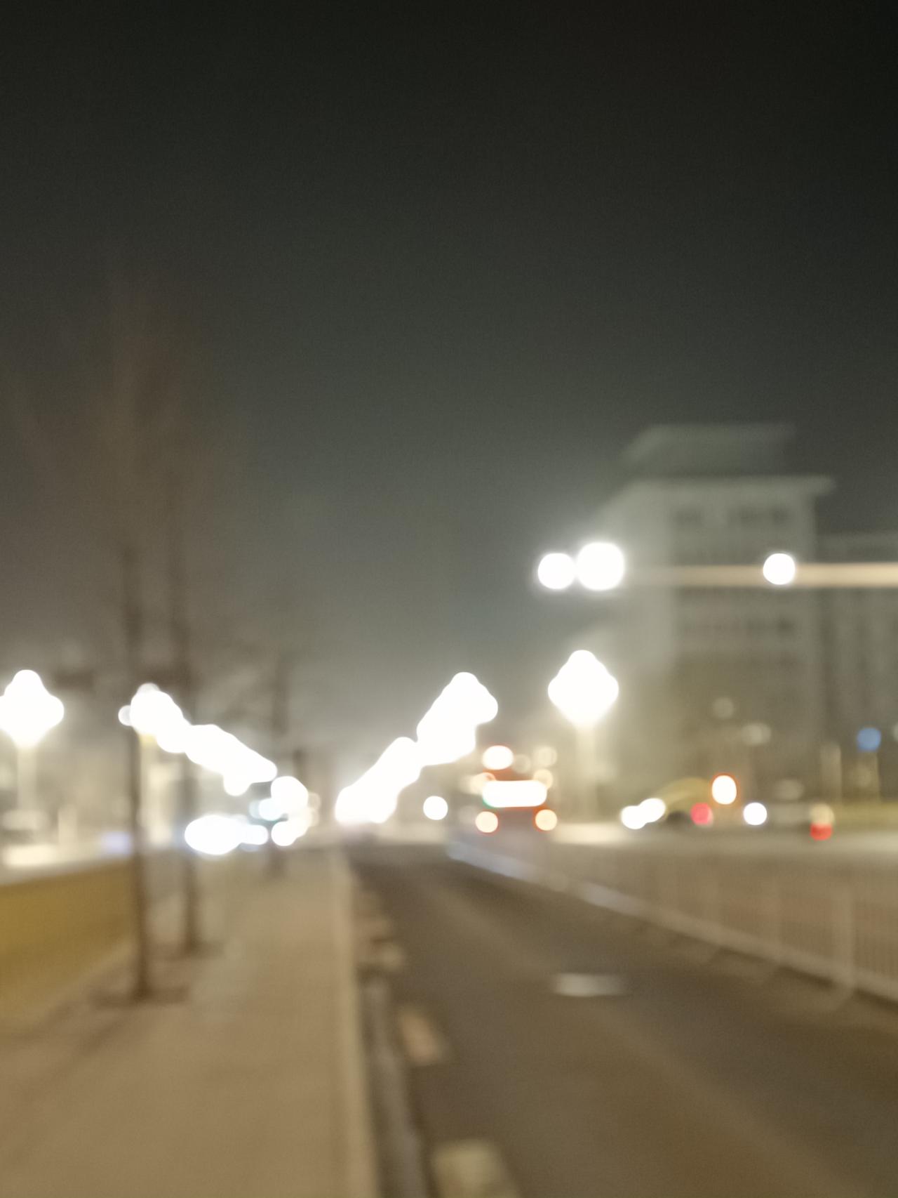 我的答案是肯定要上的，不过会找轻松的时间自由的班。完全放假的时候，待在家里会很无