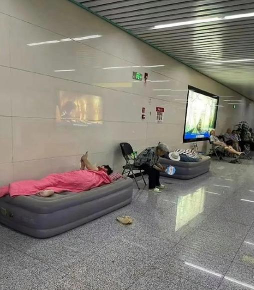 避暑直接把床搬进地下通道，公共空间能这样使用？
气温一路飙升，地下通道成了很多人