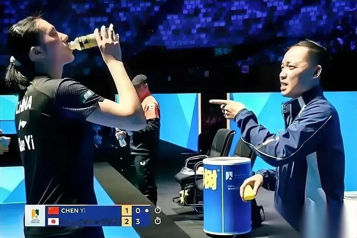 任浩摔了战术板，侯英超解说拍碎了话筒——

陈熠这场球，怎么能乱成这样？

第一