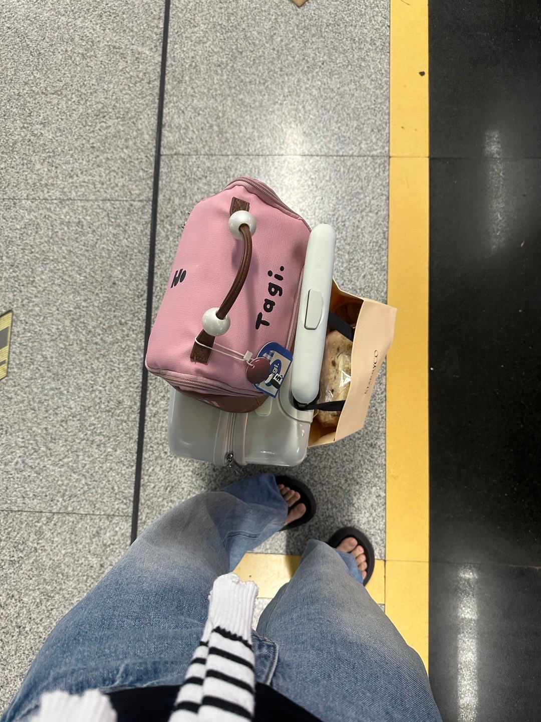 差点出师不利，在家半天都叫不到车，跑下去开我的电动的瞬间就打到车，焦急的坐地铁，