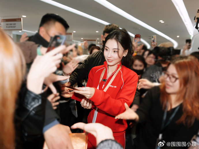 张柏芝红色运动服 谁看到张柏芝武汉扫楼的生图了？一身红色运动装衬得她气色极佳，原