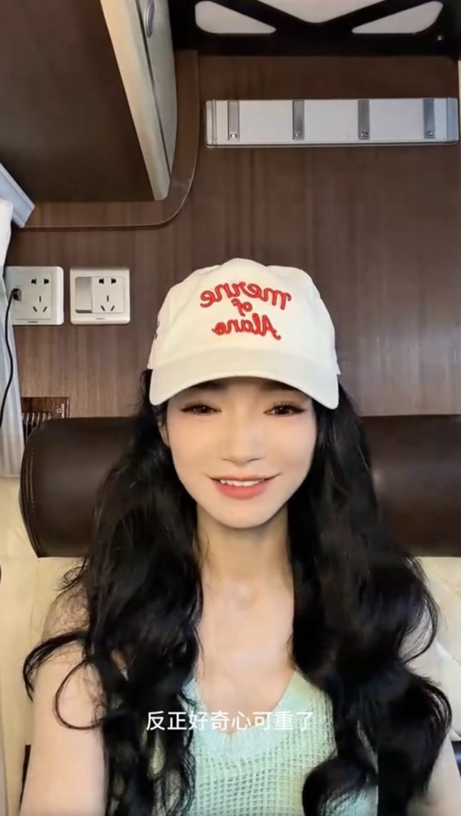 代斯父母也是浪姐的忠实粉丝代斯爸妈每天在网上搜女儿 因为女儿爱上节目，代斯爸妈变