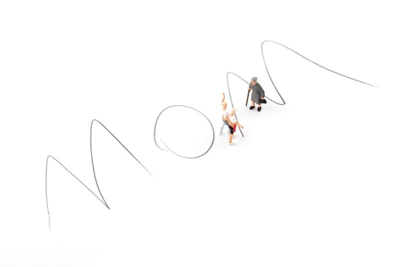 这事儿听起来挺离谱，但背后可能藏着不少无奈。想象一下，妈妈大半夜报火警让抓儿子，