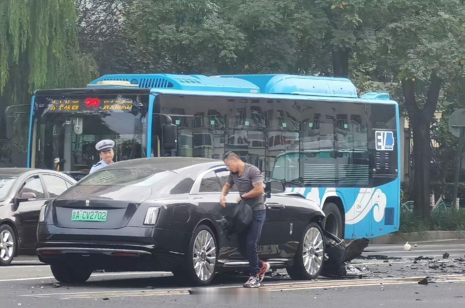 陈震劳斯莱斯发生车祸从现场照片看，车头损毁挺严重，据说是在逆行超速时撞上了一辆白