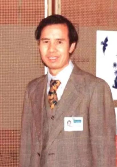 1985年11月，我国外交官何存峰乘坐美国客机飞往纽约，在飞行途中，何存峰去了一