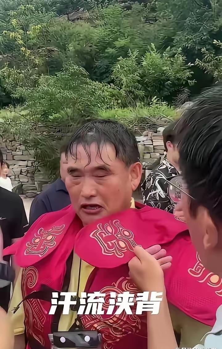 大衣哥朱之文演出不容易啊！汗水如水洗般的流，最实在的农民歌手。
