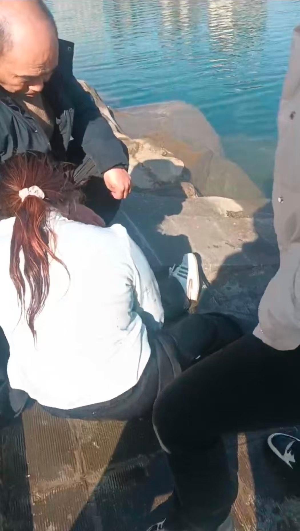 【“我来！” 旺苍男子昝志全勇跳冰河成功救人】​“快回来！有什么困难我们帮你！”