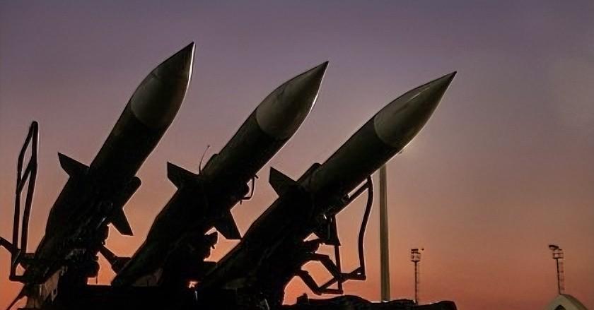 三万大嫂老实厚道，从来不惹事，她还是劝大姐夫，这么大岁数了，也不能离婚，就快点让