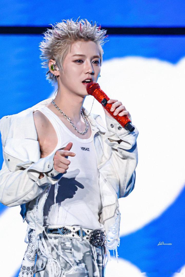 鹿晗  lh鹿晗鲜啤福鹿家品牌全球代言人 人间于此，欢喜是你💕