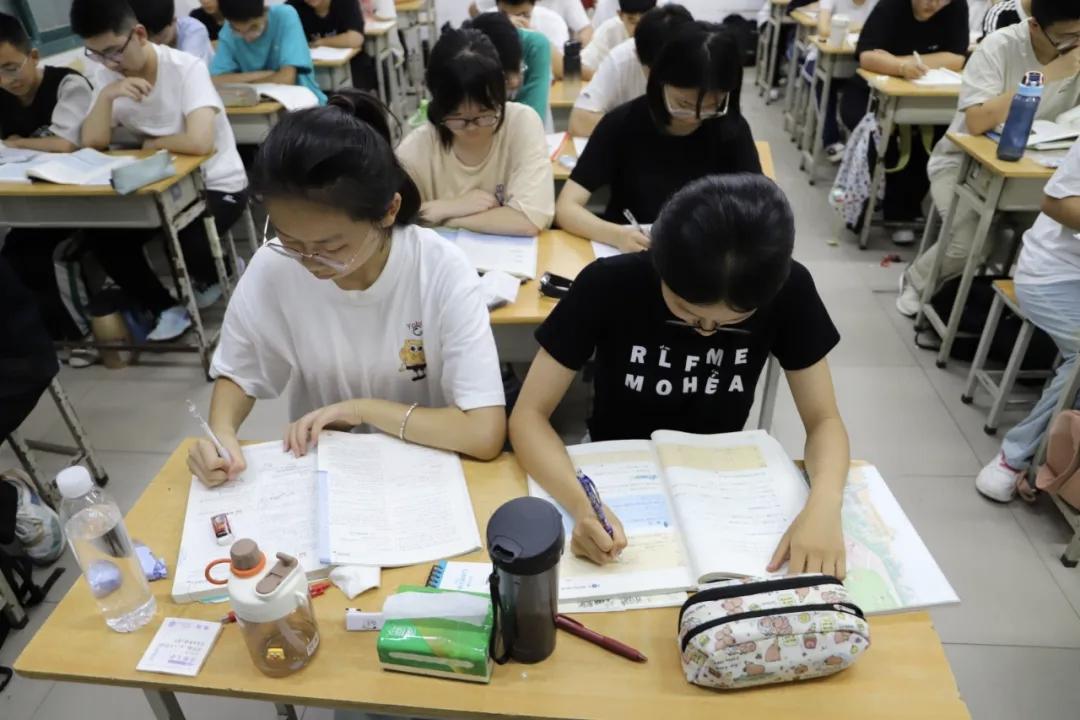 我认为会。上学有苦也有乐，但还是快乐多一些。经常会怀念上学的日子，不止一次的梦到